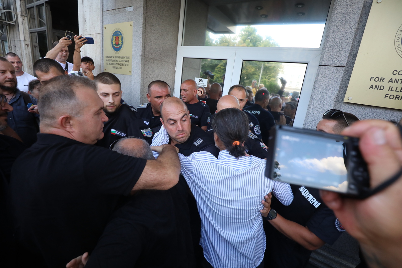 <p>Граждани се събраха пред сградата на Комисията за противодействие на корупцията на протест с искане за оставката на Антон Славчев, изпълняващ функциите председател на комисията и цялостно закриване на органа.</p>