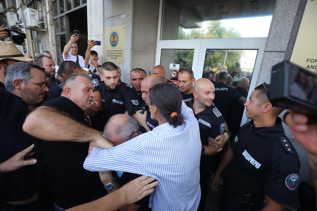 <p>Граждани се събраха пред сградата на Комисията за противодействие на корупцията на протест с искане за оставката на Антон Славчев, изпълняващ функциите председател на комисията и цялостно закриване на органа.</p>