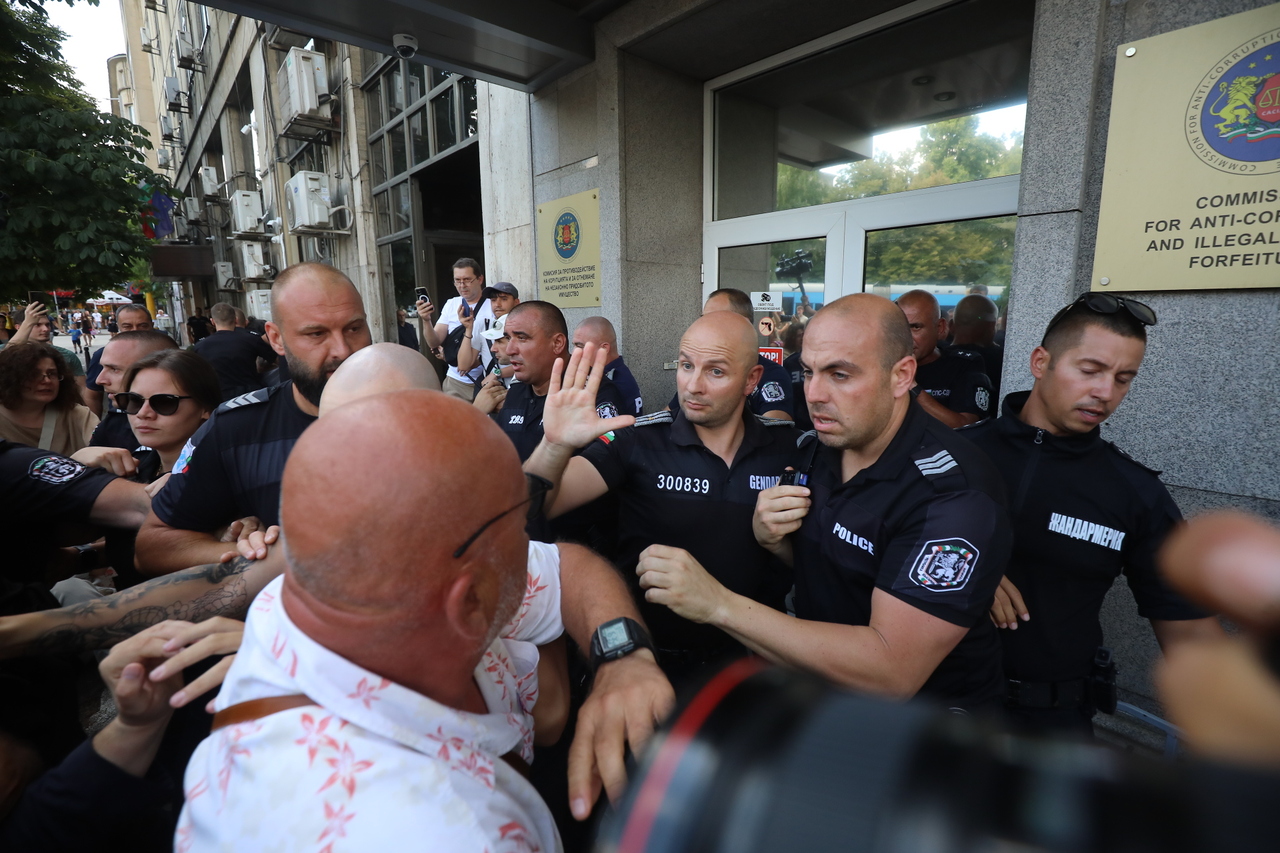 <p>Граждани се събраха пред сградата на Комисията за противодействие на корупцията на протест с искане за оставката на Антон Славчев, изпълняващ функциите председател на комисията и цялостно закриване на органа.</p>