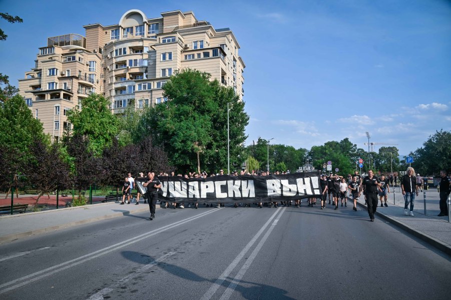 Фенове на Локомотив Пловдив с протест срещу собственика Христо Крушарски1