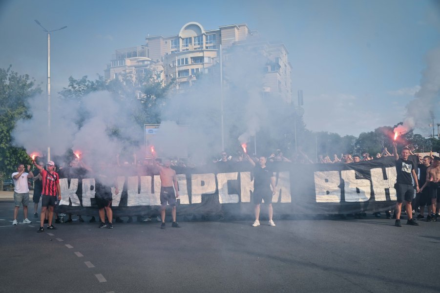 Фенове на Локомотив Пловдив с протест срещу собственика Христо Крушарски1