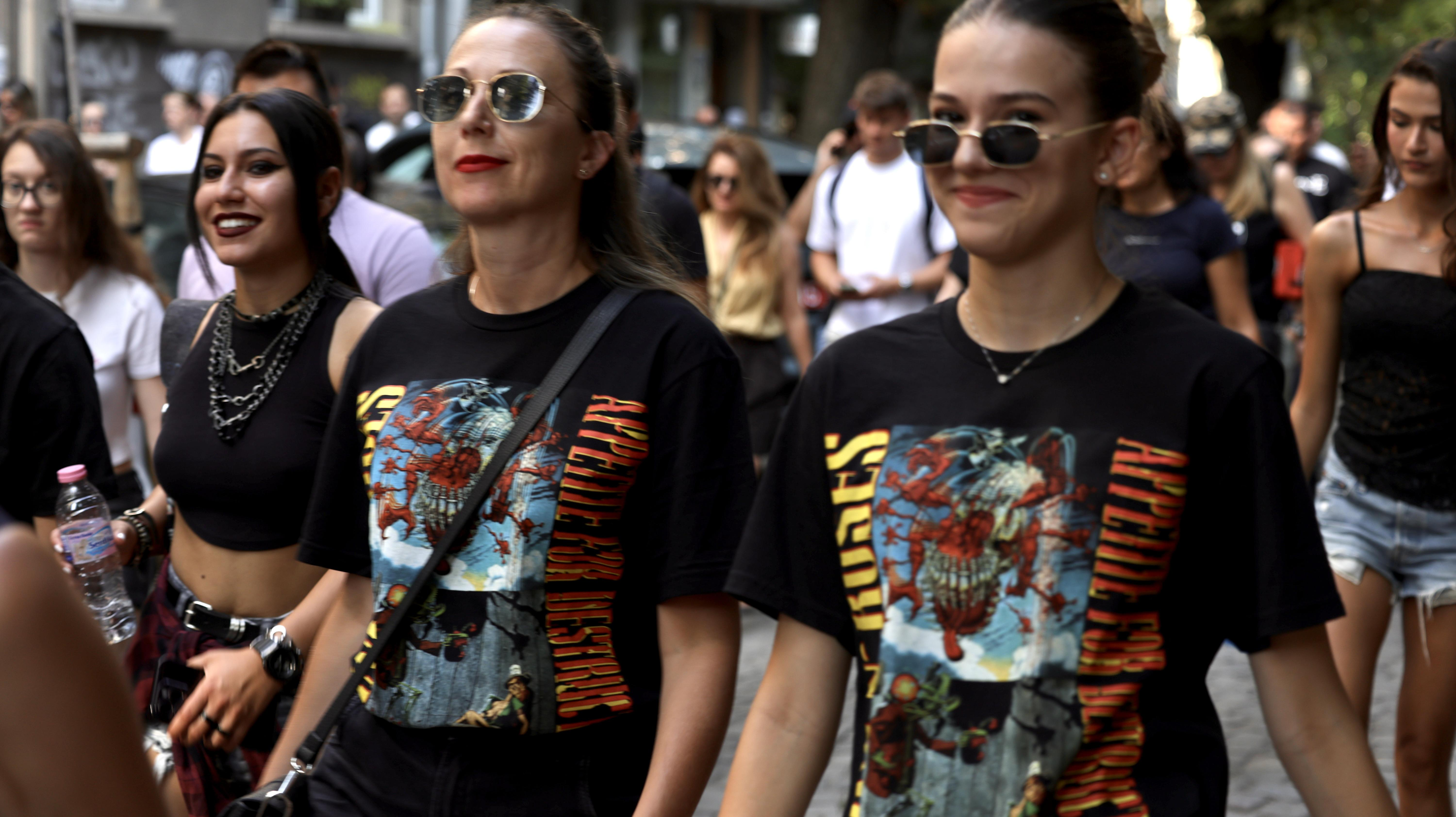 Еуфория и хиляди фенове преди концерта на Guns N" Roses в София.