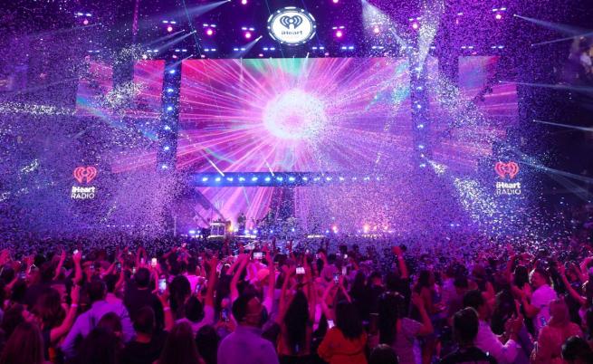 Скандалът с изневяра на концерт на Coldplay: Защо HR директорката не беше уволнена и дали може да съди компанията