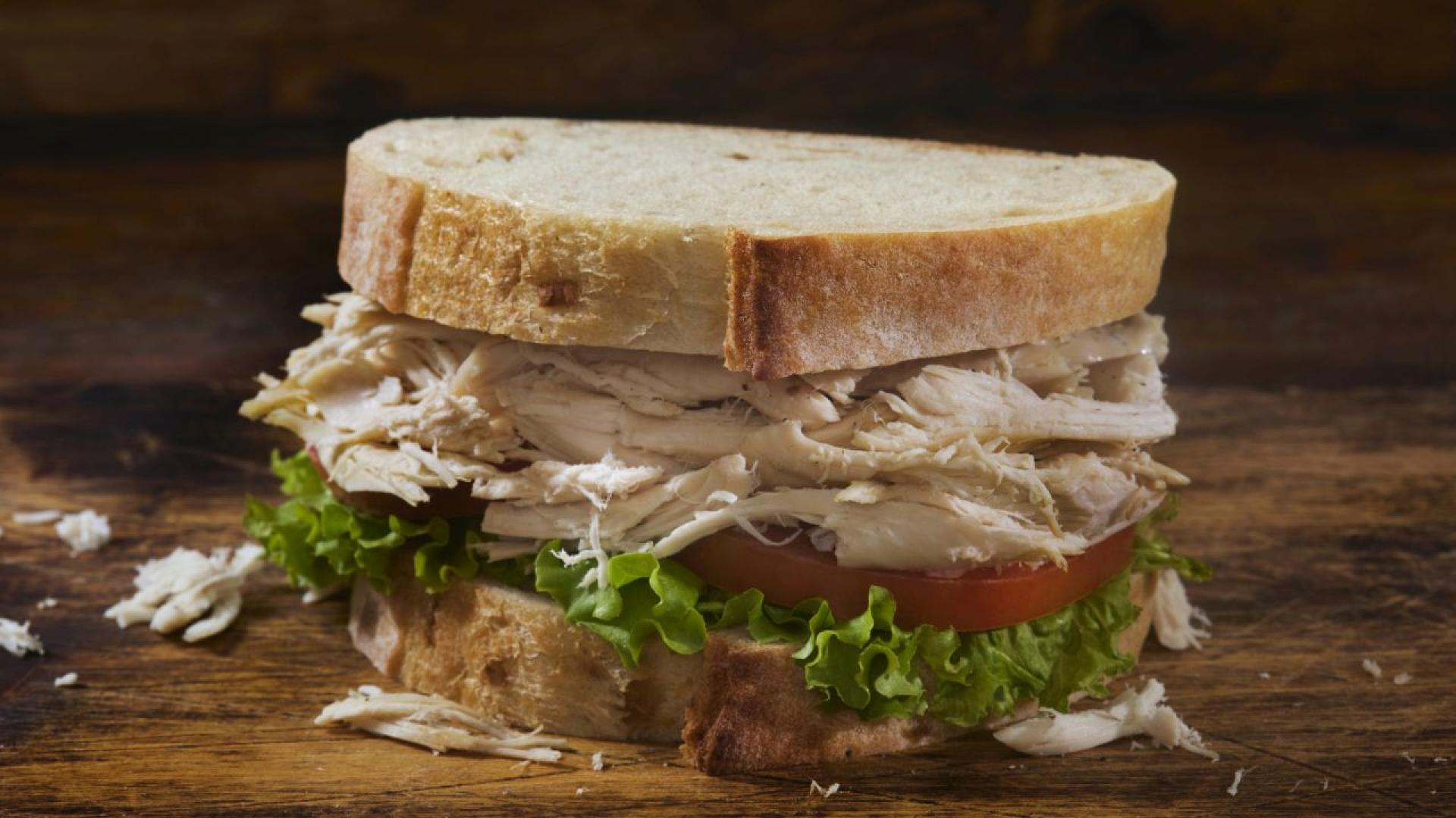 Вкусен сандвич с пилешко месо е един от най добрите варианти