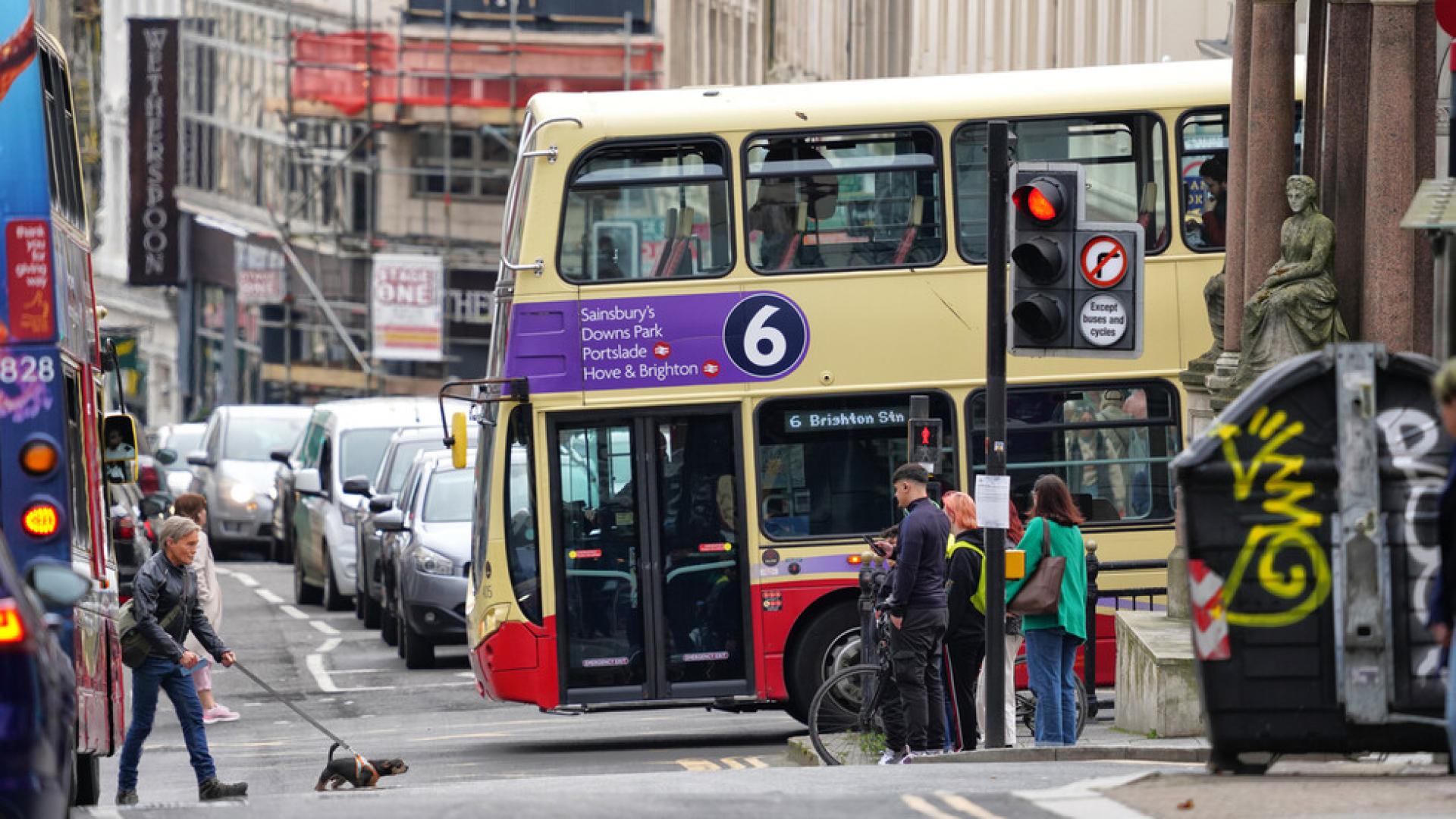 Шофьор на двуетажен автобус беше арестуван след като превозното средство