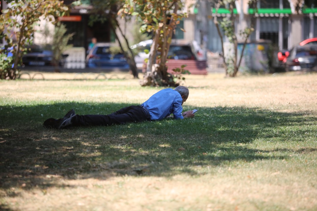 <p>Температурите в столицата достигнаха над 35&deg;C, а улиците на София се превърнаха в сцена на битка с горещината. От празни паркове и търсещи сянка минувачи до освежаващи фонтани и разхлаждащи напитки - вижте как жителите на града посрещат най-горещите дни на лятото.</p>