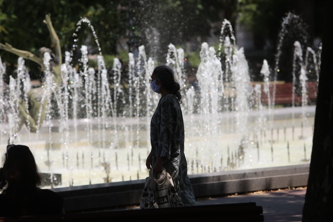 <p>Температурите в столицата достигнаха над 35&deg;C, а улиците на София се превърнаха в сцена на битка с горещината. От празни паркове и търсещи сянка минувачи до освежаващи фонтани и разхлаждащи напитки - вижте как жителите на града посрещат най-горещите дни на лятото.</p>
