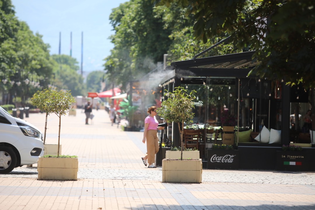 <p>Температурите в столицата достигнаха над 35&deg;C, а улиците на София се превърнаха в сцена на битка с горещината. От празни паркове и търсещи сянка минувачи до освежаващи фонтани и разхлаждащи напитки - вижте как жителите на града посрещат най-горещите дни на лятото.</p>