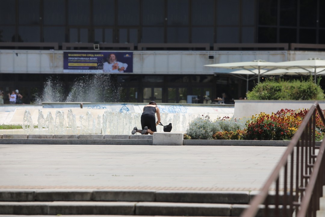 <p>Температурите в столицата достигнаха над 35&deg;C, а улиците на София се превърнаха в сцена на битка с горещината. От празни паркове и търсещи сянка минувачи до освежаващи фонтани и разхлаждащи напитки - вижте как жителите на града посрещат най-горещите дни на лятото.</p>