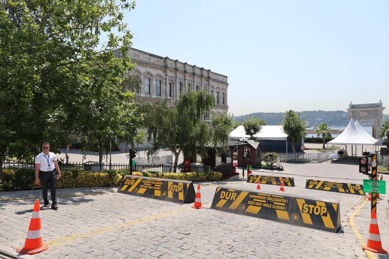 Представители на Украйна и Русия пристигнаха в двореца "Чираган".