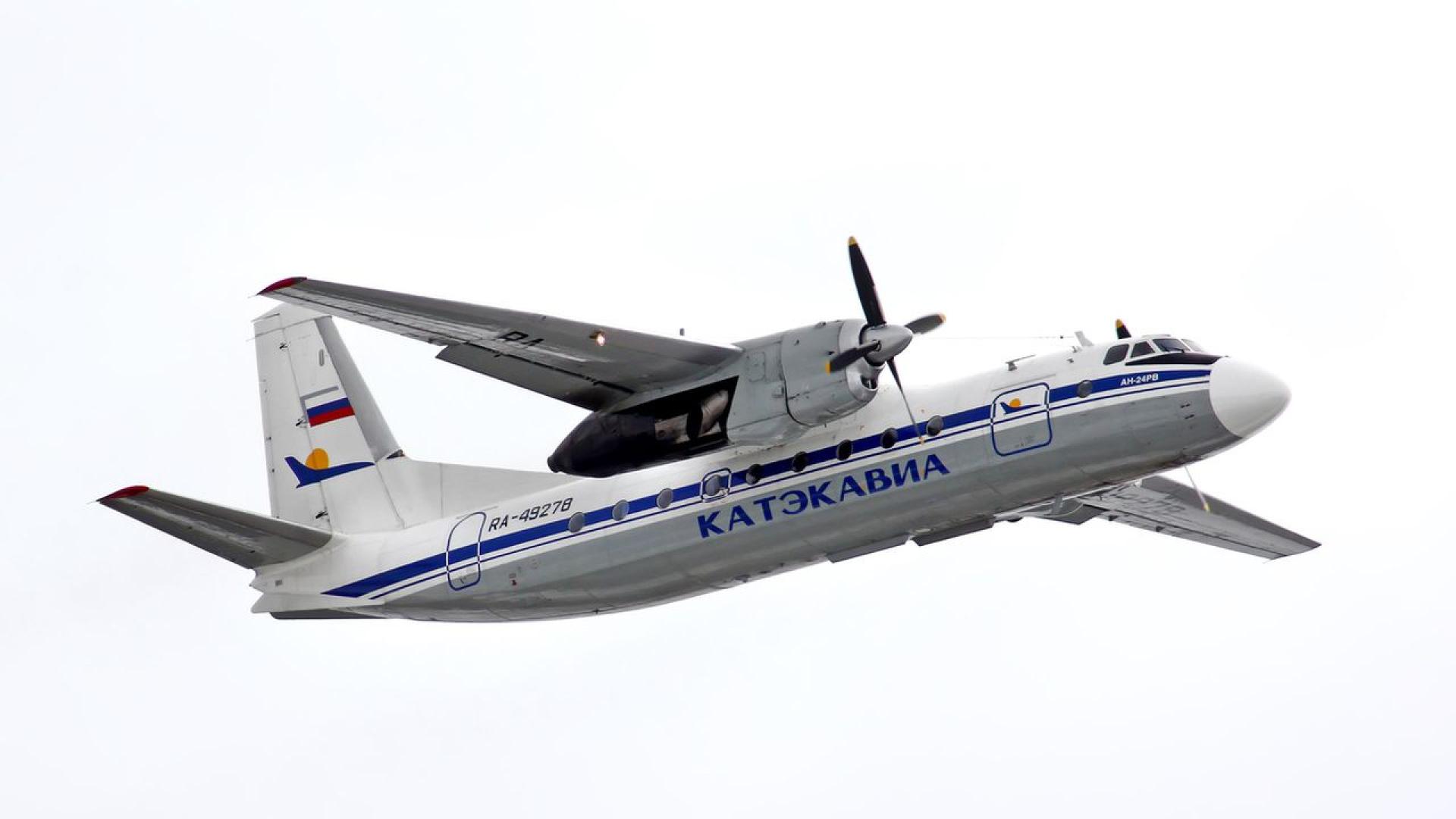 Руски пътнически самолет Ан 24 на сибирска авиокомпания превозващ 43 души на