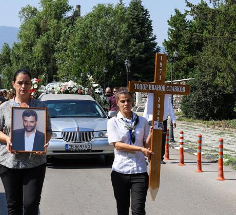 Днес близки и приятели се сбогуваха с Тодор Славков –