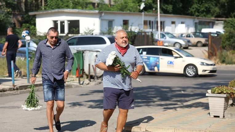 С аплодисменти изпратиха Тодор Славков – бунтарят, който не се вписа, но остана верен на себе си (СНИМКИ)