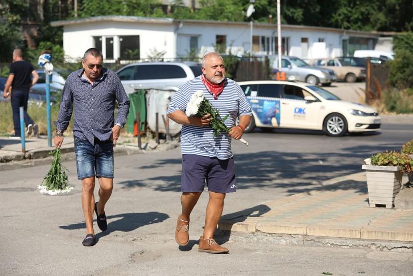 <p>Близки и приятели изпратиха Тодор Славков в последния му път</p>