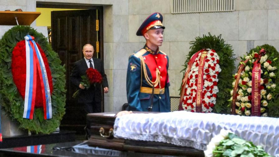 <p>Путин се сбогува с Ирина Подносова, шеф на Върховния съд</p>