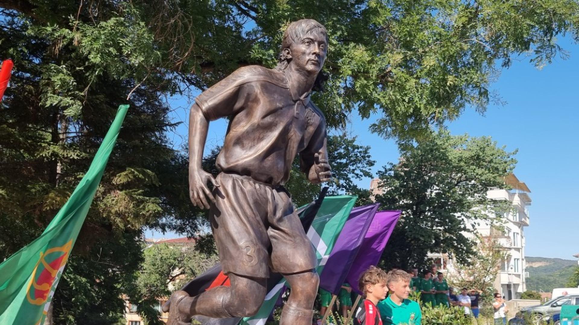 Паметник на легендарния футболист Трифон Иванов беше открит днес пред