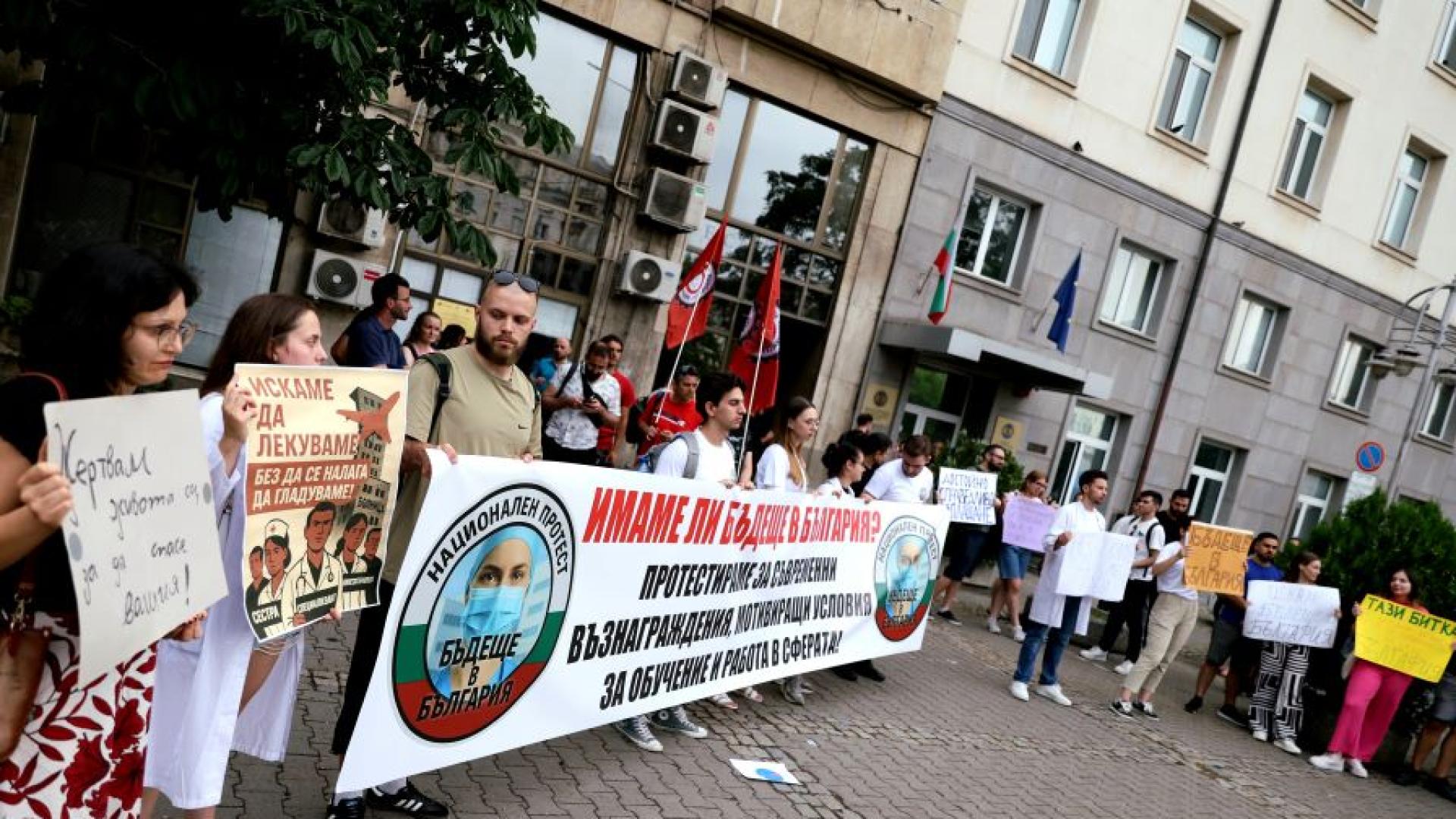 В понеделник вечер младите лекари се събират на Национален протест