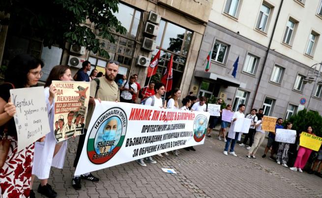 Младите лекари излизат на нов протест