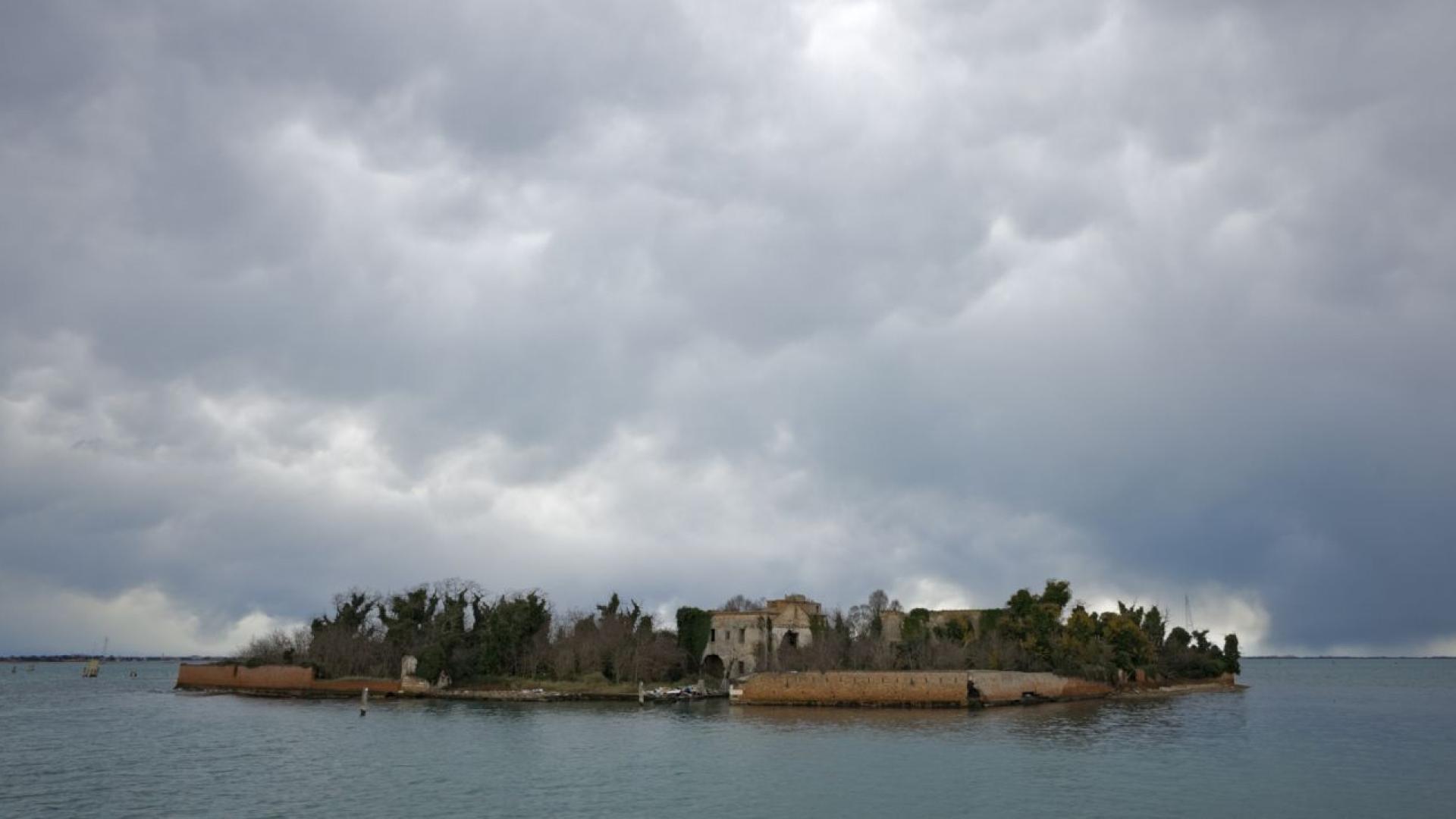 Изоставеният венециански остров Повелия място на чумна яма и