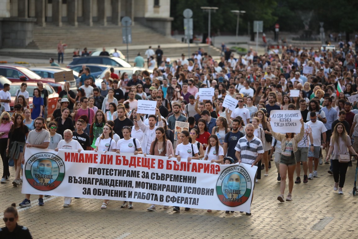 <p>Лекарите настояват за гарантиране на достойно заплащане на труда им.</p>