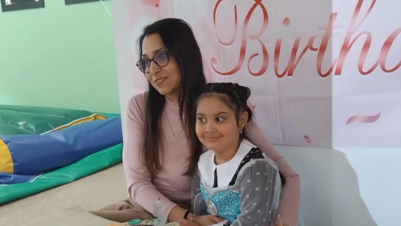 Да помогнем на Стела: Майка на две деца се нуждае от средства за операция на гръбначния стълб