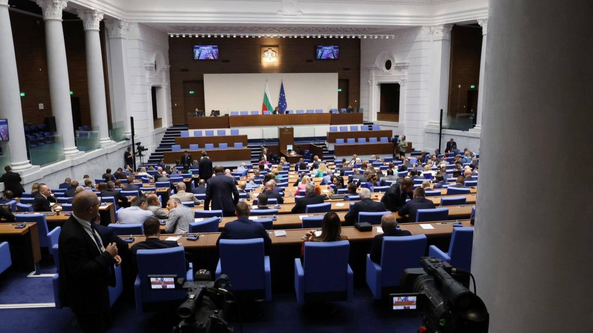 Парламентът прие на второ четене промени в Закона за публичното