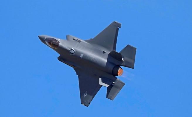 Изтребител F-35 на САЩ се разби в Калифорния