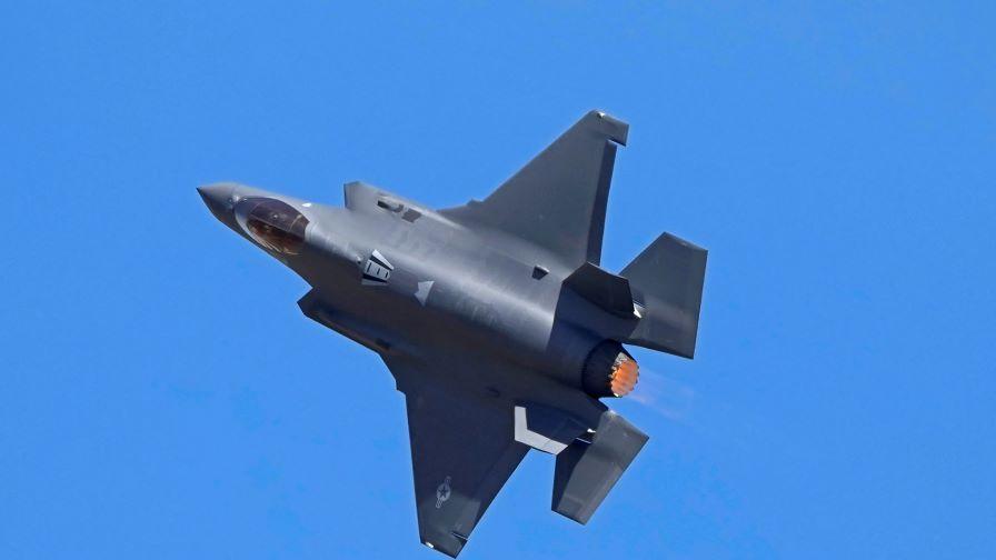 Изтребител F-35 на САЩ се разби в Калифорния