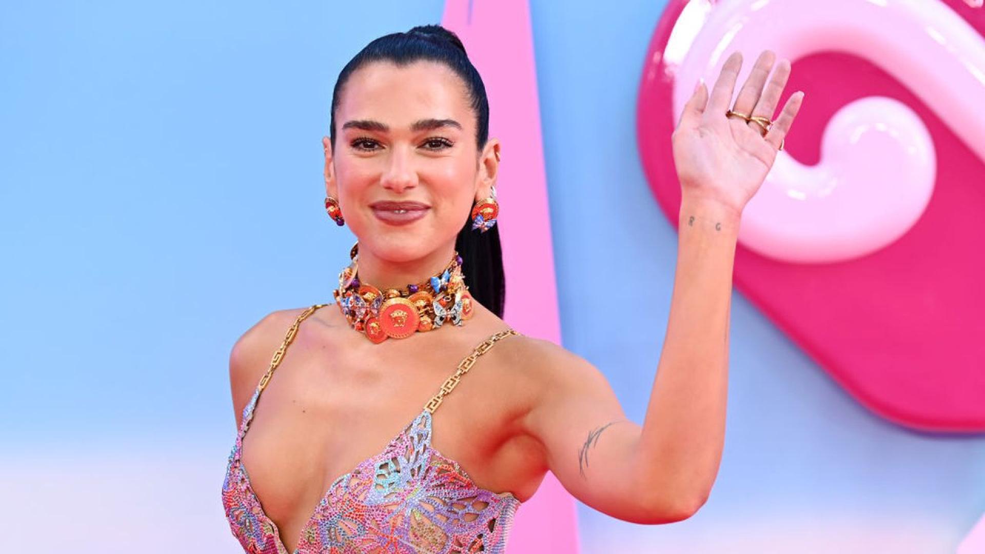 Поп звездата Дуа Липа заяви че се чувства сякаш двете