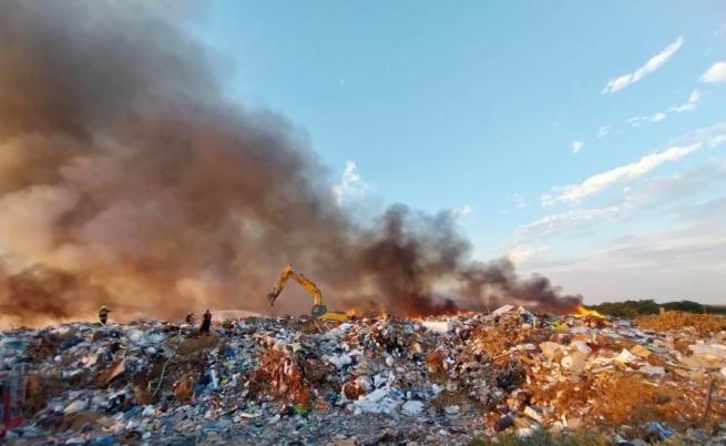 Пожар в депо за битови отпадъци край Силистра