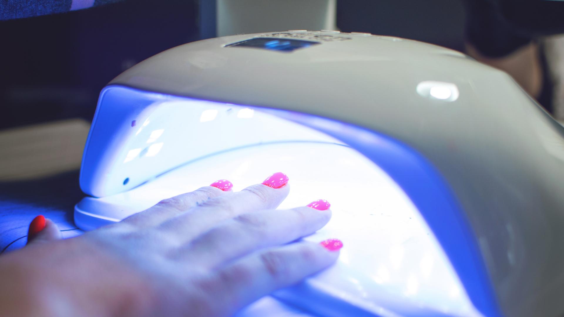 От днес се забраняват вносът продажбата и използването на козметични