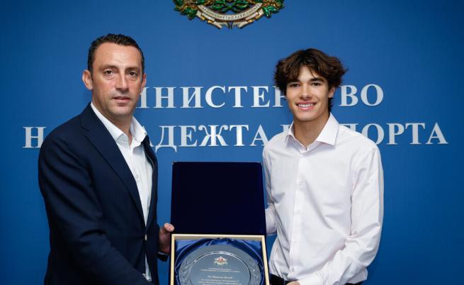 Спортният министър награди Никола Цолов за постиженията му във Формула 3