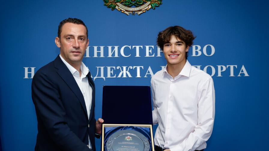 Спортният министър награди Никола Цолов за постиженията му във Формула 3