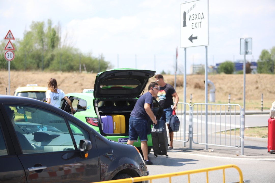 <p>Временна организация на движението на Летище София създава затруднения за посрещачи и изпращачи.</p>