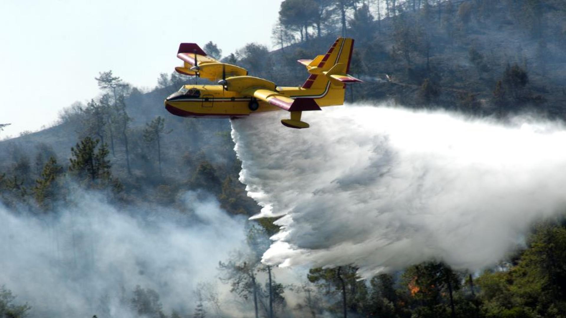 Малък медицински транспортрн самолет се разби и избухна пламъци във вторник