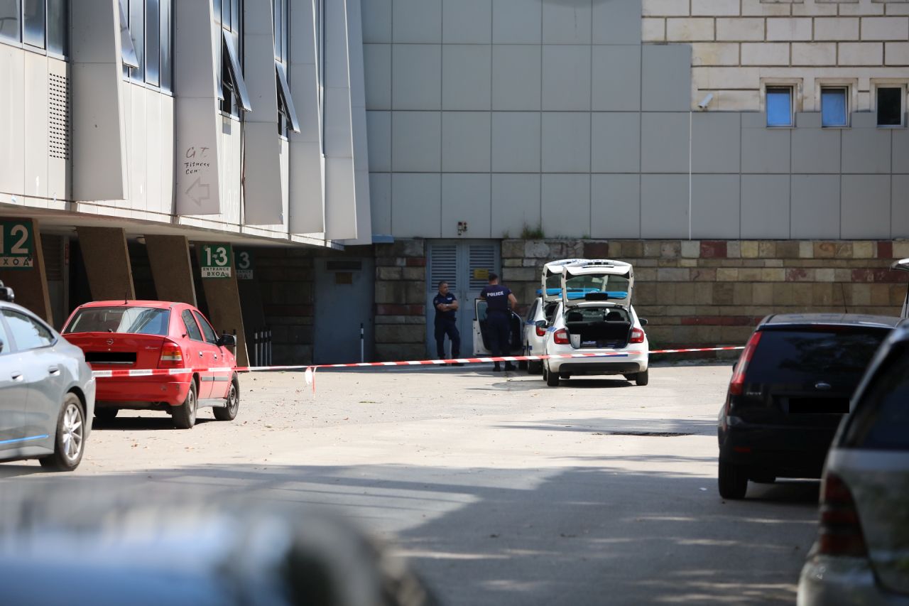 <p>Полиция и криминалисти на място до Националния стадион &quot;Васил Левски&quot; &ndash; тази сутрин там е открито тялото на мъж на видима възраст около 30 години. Районът е отцепен, а разследващите извършват оглед. Причините за смъртта все още не са ясни &ndash; не се изключват нито престъпление, нито инцидент или естествена смърт. Разследването е под наблюдението на Софийската градска прокуратура</p>