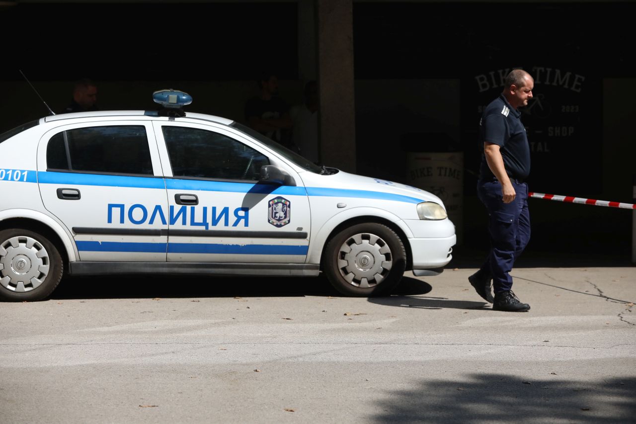 С наркотици зад волана: Кола се вряза в уличен стълб във Варна