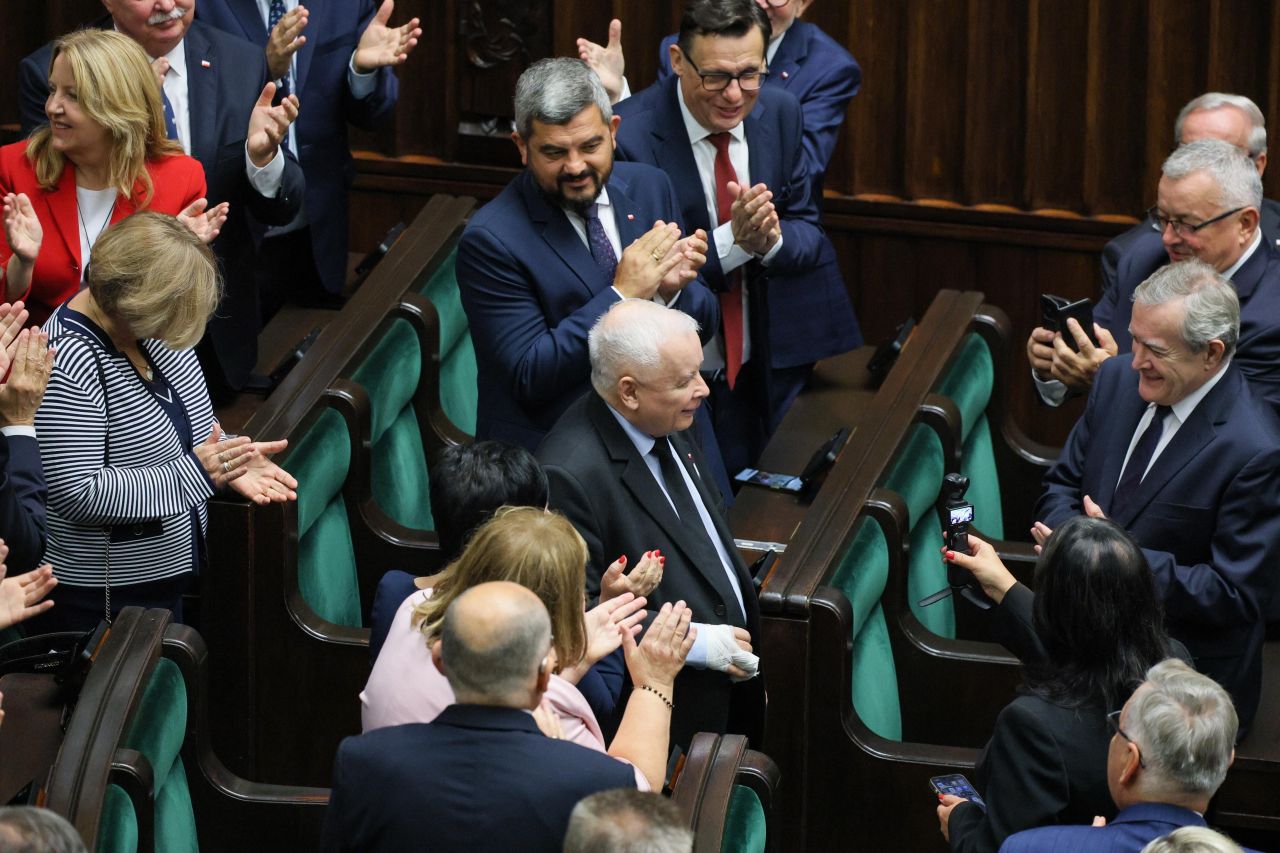 <p>Карол Навроцки положи клетва като президент на Полша, но началото на мандата му е белязано от поредица от скандали &ndash; от съмнения в имотни измами и ползване на държавни ресурси за лични цели, до обвинения в сводничество и връзки с подземния свят</p>