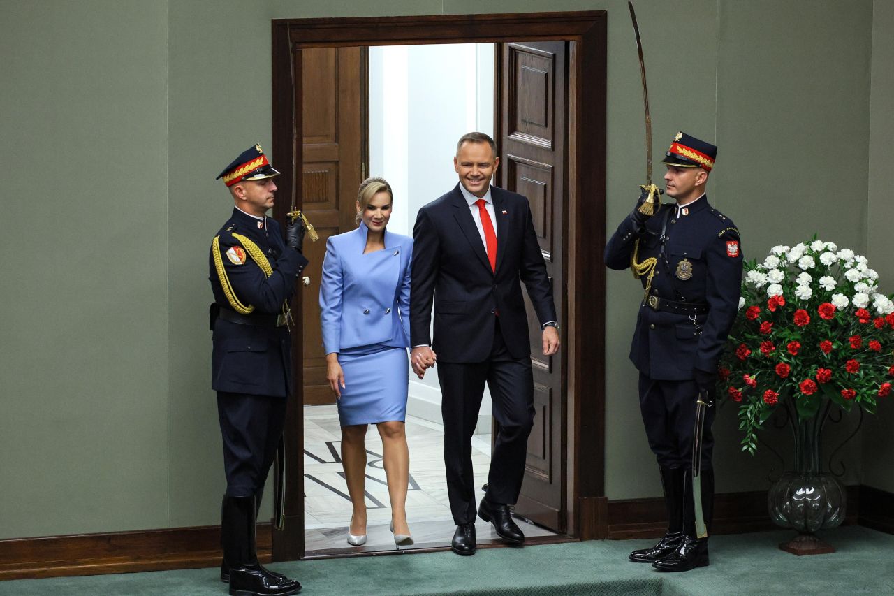 <p>Карол Навроцки положи клетва като президент на Полша, но началото на мандата му е белязано от поредица от скандали &ndash; от съмнения в имотни измами и ползване на държавни ресурси за лични цели, до обвинения в сводничество и връзки с подземния свят</p>