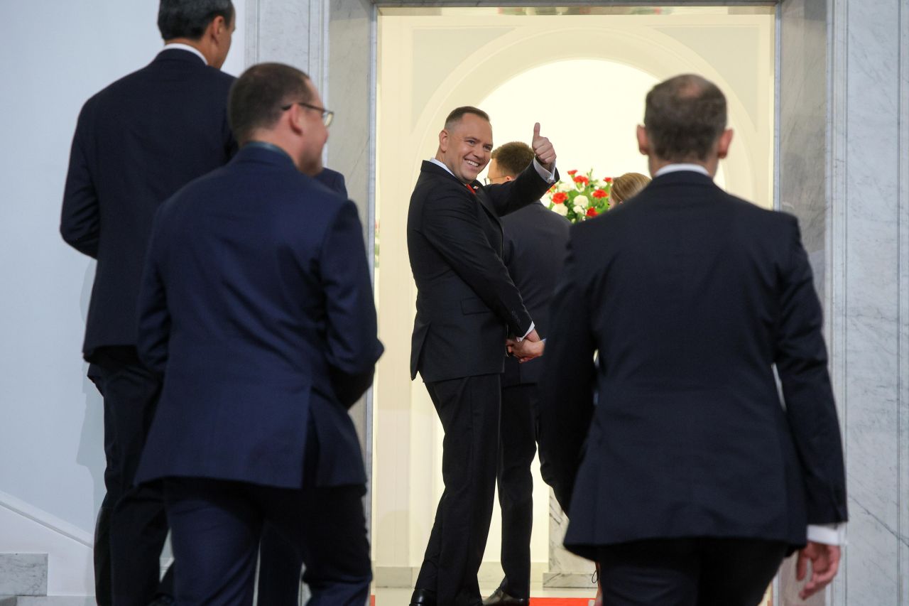 <p>Карол Навроцки положи клетва като президент на Полша, но началото на мандата му е белязано от поредица от скандали &ndash; от съмнения в имотни измами и ползване на държавни ресурси за лични цели, до обвинения в сводничество и връзки с подземния свят</p>