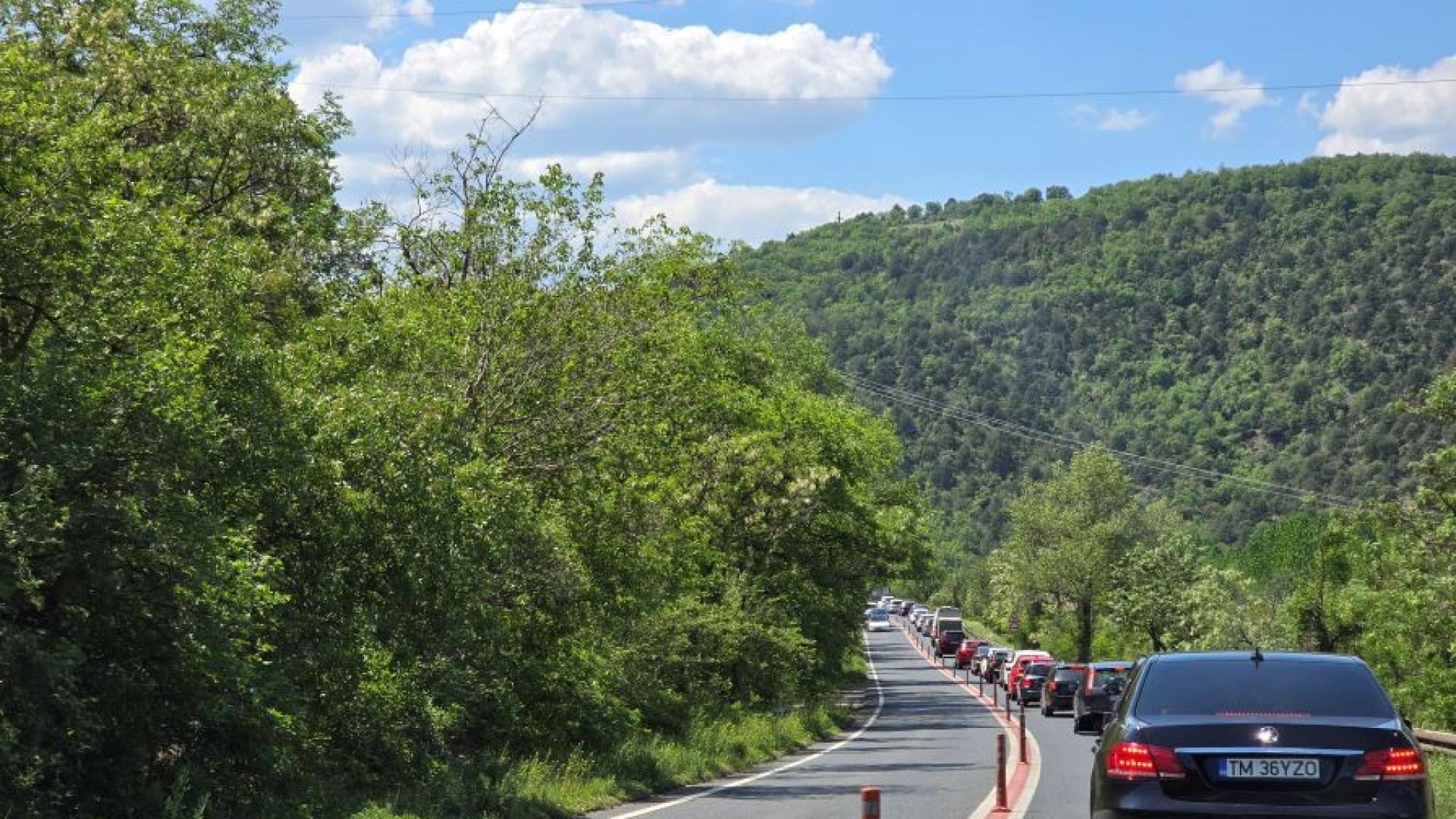 Временно движението по път  I 1 Симитли – Кресна в района
