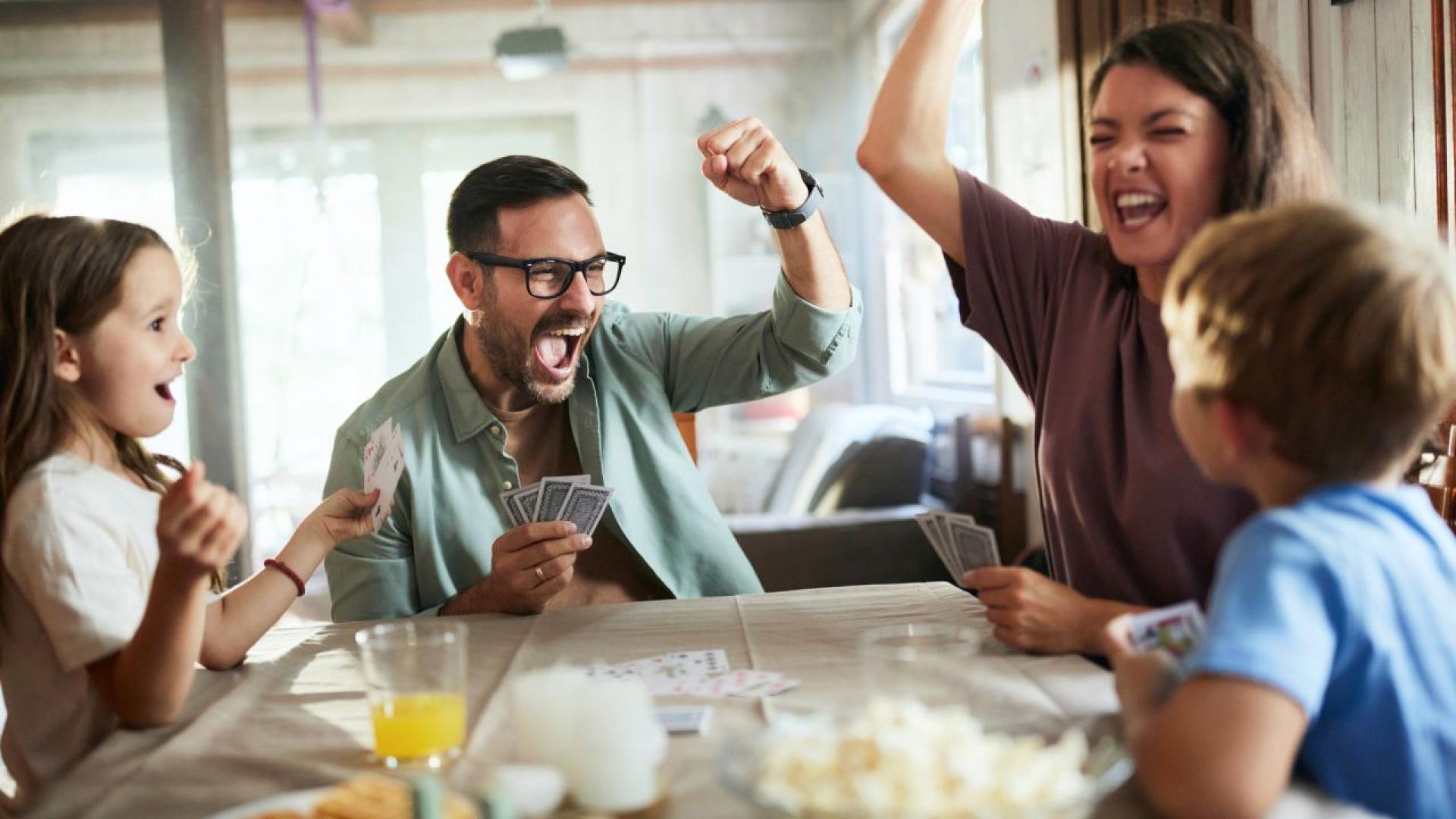 Повечето юноши играят видеоигри или с топка навън но