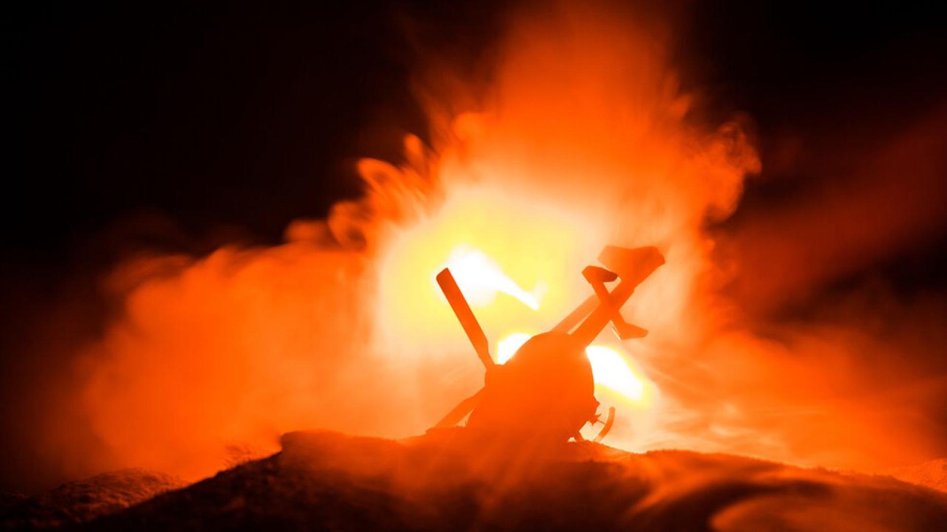 Двама души загинаха след като хеликоптер се разби в баржа