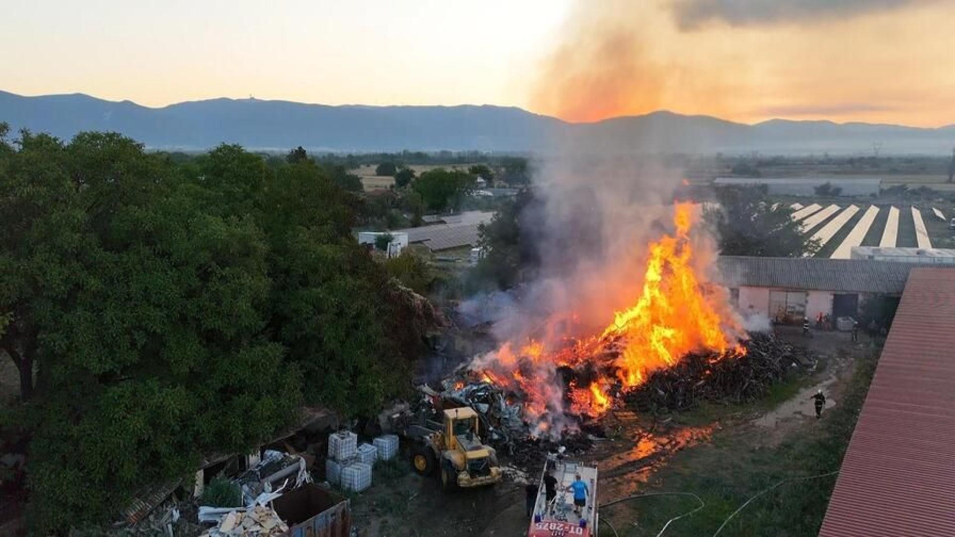 Пламъци обхванаха двора на фабриката за преработка на дървесина в