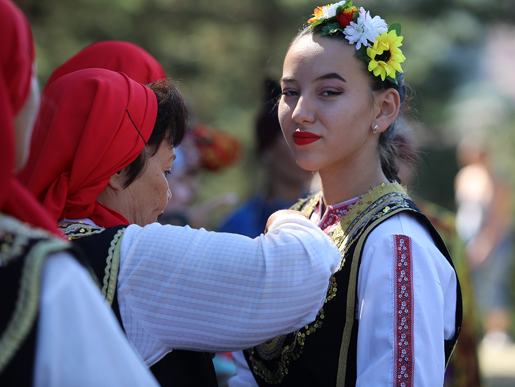 <p>Националният събор на българското народно творчество е събор на народното творчество, провеждан през 5 години в местността &bdquo;Войводенец&ldquo; край Копривщица от 1965 година насам. Той е насочен към представянето на автентичен български фолклор (народни песни, танци и обичаи, включително лечебни практики), провежда се без участието на професионални изпълнители и е централното и най-значимо събитие в системата на съборите на народното творчество в България. Съборът в Копривщица е вписан в Световното културно наследство на ЮНЕСКО</p>