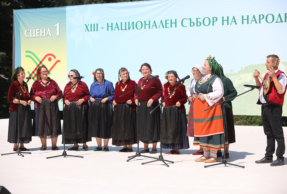 <p>Националният събор на българското народно творчество е събор на народното творчество, провеждан през 5 години в местността &bdquo;Войводенец&ldquo; край Копривщица от 1965 година насам. Той е насочен към представянето на автентичен български фолклор (народни песни, танци и обичаи, включително лечебни практики), провежда се без участието на професионални изпълнители и е централното и най-значимо събитие в системата на съборите на народното творчество в България. Съборът в Копривщица е вписан в Световното културно наследство на ЮНЕСКО</p>