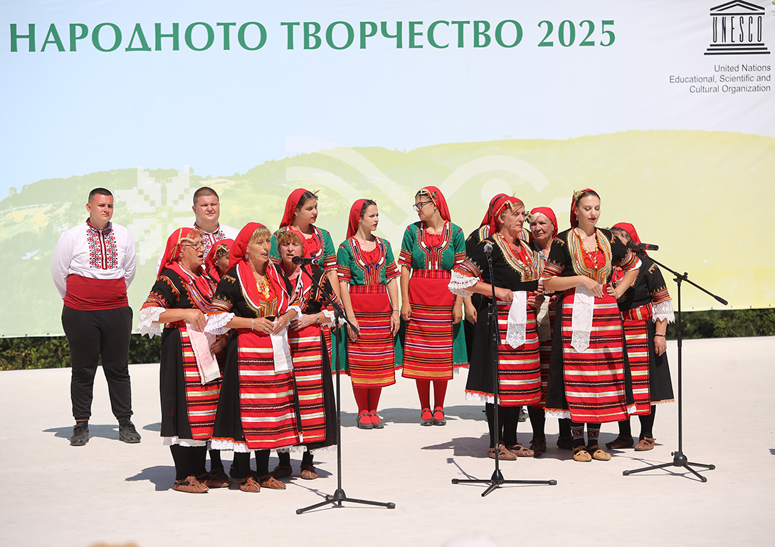 <p>Националният събор на българското народно творчество е събор на народното творчество, провеждан през 5 години в местността &bdquo;Войводенец&ldquo; край Копривщица от 1965 година насам. Той е насочен към представянето на автентичен български фолклор (народни песни, танци и обичаи, включително лечебни практики), провежда се без участието на професионални изпълнители и е централното и най-значимо събитие в системата на съборите на народното творчество в България. Съборът в Копривщица е вписан в Световното културно наследство на ЮНЕСКО</p>