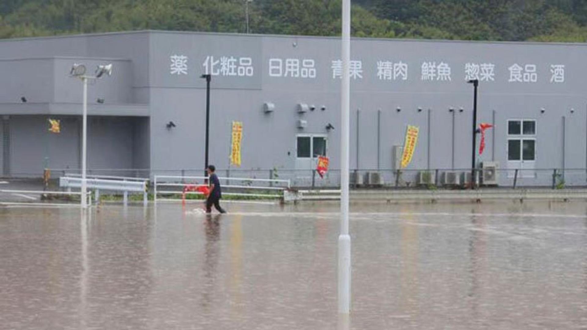 Японските власти призоваха няколко милиона души да се евакуират от домовете