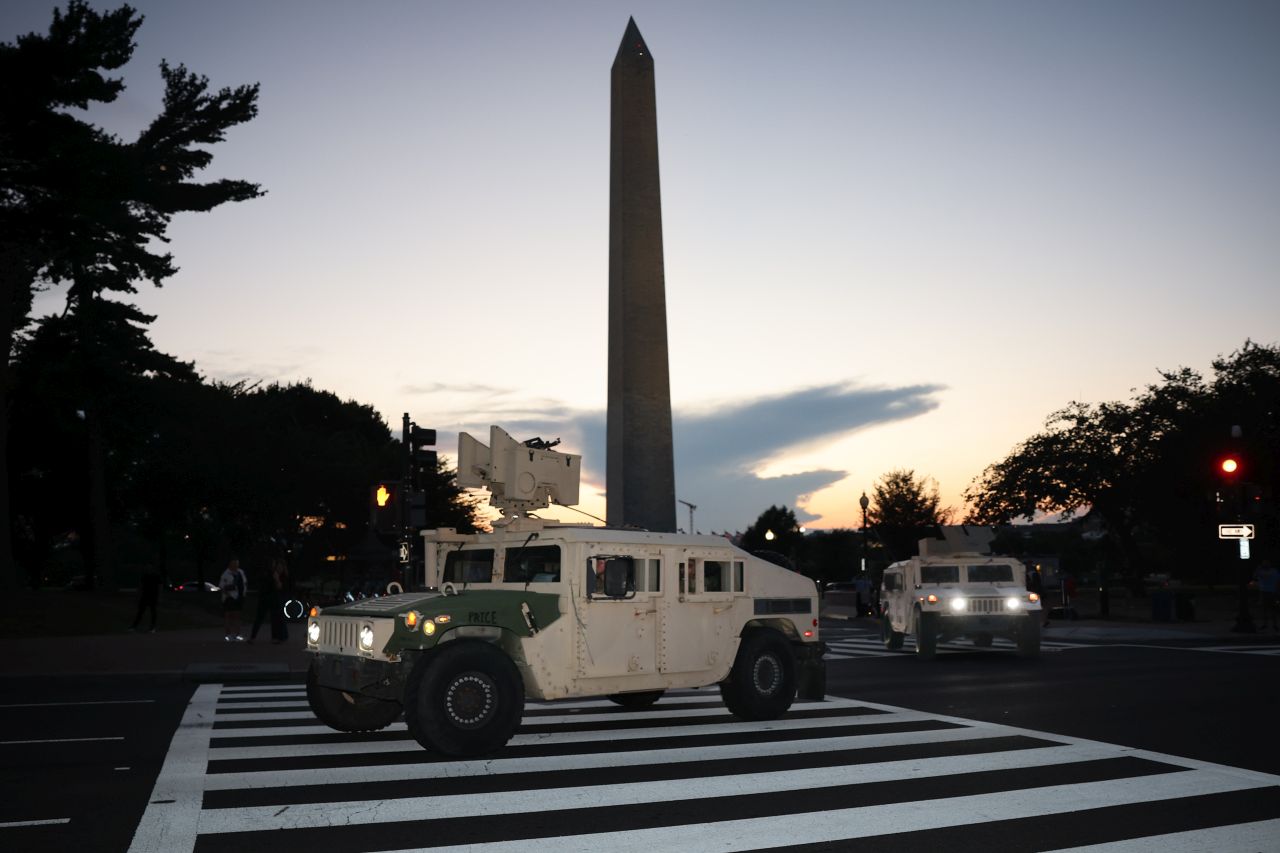 Войски от Националната гвардия на САЩ започнаха да се появяват по улиците на Вашингтон, ден след като президентът Доналд Тръмп разположи войските в града и пое контрола над полицейските сили