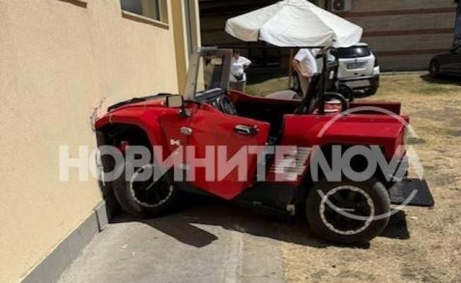 Младеж с АТВ помете деца и възрастни в 